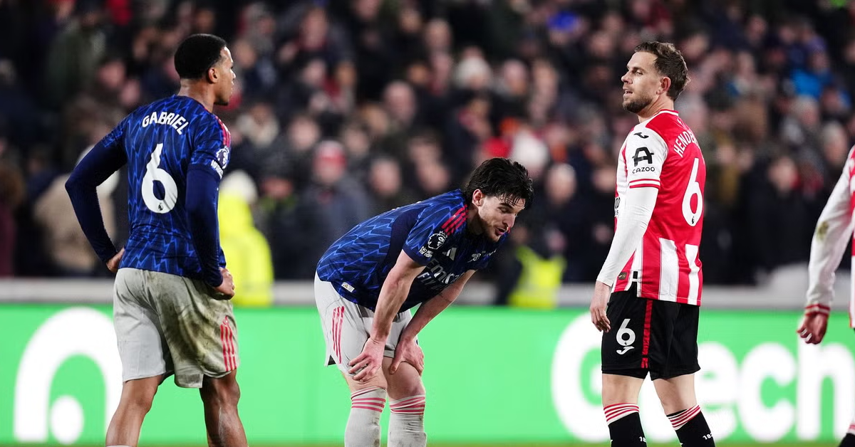 Arsenal Stumble as City Close In